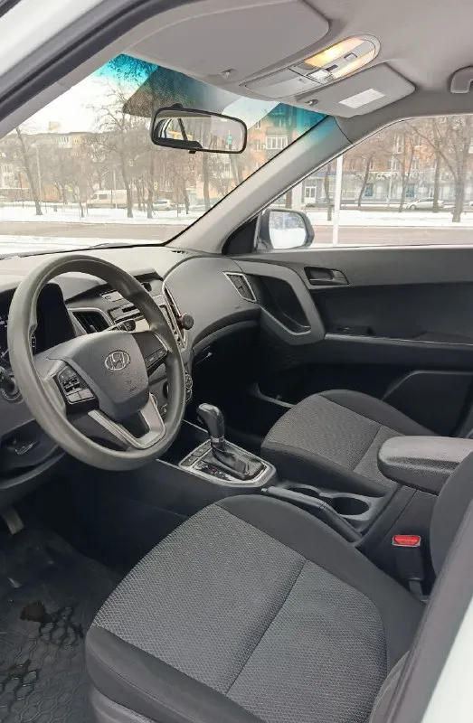 Hyundai creta 2017 1.6at -коробка автомат -пробег 167000 -цена 1.495000₽ -тел. : +79494676510 -мариуполь продаю крету в отличном состоянии, кузов без дефектов выглядит безупречно, двигатель работает ровно без посторонних звуков, подвеска отрабатывает четко без стуков, по электрике ошибок нет кондиционер печка подогревы - всё работает как положено. коробка переключается без пинков, тысячу назад была произведена замена масла, автомобиль не участвовал в дтп, не использовался в коммерческих целях всегда своевременно был обслужен(есть история обслуживания в виде заказ-нарядов). очень приятен и прост в эксплуатации, низкий расход топлива и корейское качество. - фотография - 5