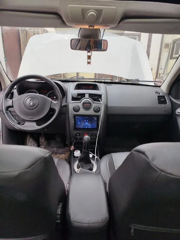 В продаже renault меган 2 в редкой комплектации. -панорамная крыша. - датчик дождя -датчик света - видеорегистратор. - андроид магнитола (есть и оригинал) - сопровождение светом владельца в темное время суток. -доводчик всех стекол и люка. -кнопка старт стоп -управление на руле -громкая связь - датчики давления в шинах -камера заднего вида -обогрев зеркал -подогрев передних сидений. -полноценный климат контроль салона. -два комплекта колес на оригинальных дисках (лето на летье, зима на штамповках. резина в очень хорошем состоянии как зима так и лето. ) пробег оригинальный 100%. машина без единого окраса но есть жизненные коцки. стекла все в круг родные. по авто есть все записи за последние 5 лет. когда и какие расходники менялись. с такой комплектацией и историей, большая редкость на авторынке. прошу прошение за фото с грязным авто. мыть погода не позволяет (морозы). больше фото и видео по запросу. не большой торг у капота. цена 600 т +79494047844 го 📞 звоните: +7(949)4047844 - фотография - 3