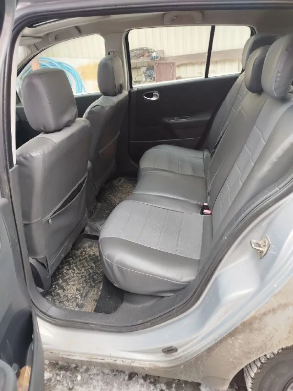 В продаже renault меган 2 в редкой комплектации. -панорамная крыша. - датчик дождя -датчик света - видеорегистратор. - андроид магнитола (есть и оригинал) - сопровождение светом владельца в темное время суток. -доводчик всех стекол и люка. -кнопка старт стоп -управление на руле -громкая связь - датчики давления в шинах -камера заднего вида -обогрев зеркал -подогрев передних сидений. -полноценный климат контроль салона. -два комплекта колес на оригинальных дисках (лето на летье, зима на штамповках. резина в очень хорошем состоянии как зима так и лето. ) пробег оригинальный 100%. машина без единого окраса но есть жизненные коцки. стекла все в круг родные. по авто есть все записи за последние 5 лет. когда и какие расходники менялись. с такой комплектацией и историей, большая редкость на авторынке. прошу прошение за фото с грязным авто. мыть погода не позволяет (морозы). больше фото и видео по запросу. не большой торг у капота. цена 600 т +79494047844 го 📞 звоните: +7(949)4047844 - фотография - 7