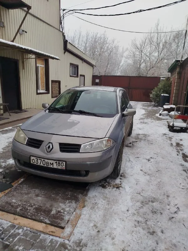 В продаже renault меган 2 в редкой комплектации. -панорамная крыша. - датчик дождя -датчик света - видеорегистратор. - андроид магнитола (есть и оригинал) - сопровождение светом владельца в темное время суток. -доводчик всех стекол и люка. -кнопка старт стоп -управление на руле -громкая связь - датчики давления в шинах -камера заднего вида -обогрев зеркал -подогрев передних сидений. -полноценный климат контроль салона. -два комплекта колес на оригинальных дисках (лето на летье, зима на штамповках. резина в очень хорошем состоянии как зима так и лето. ) пробег оригинальный 100%. машина без единого окраса но есть жизненные коцки. стекла все в круг родные. по авто есть все записи за последние 5 лет. когда и какие расходники менялись. с такой комплектацией и историей, большая редкость на авторынке. прошу прошение за фото с грязным авто. мыть погода не позволяет (морозы). больше фото и видео по запросу. не большой торг у капота. цена 600 т +79494047844 го 📞 звоните: +7(949)4047844 - фотография - 8