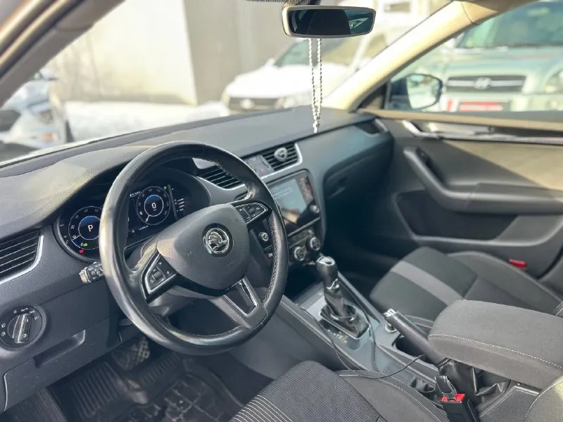 Skoda octavia a7 год 2019 объём 1.4 tsi gen 3 коробка dsg dq 250 пробег 150.000 2 собственника 2 комплекта ключей после большого то заменено сцепление маховик грм масло в двс и комплектация black edition; полный стеклопакет электро зеркала. датчик света датчик дождя. передняя задняя туманка, полный мультируль, круиз контроль, большая мультимедиа с подключением carplay android auto, камера заднего вида, парктроники перед/зад, двух зонный климат контроль, подогревы всех сидений перед/зад, резетка 220v. беспроводная зарядка. 3 режима езды. подогрев лобового, подогрев заднего стекла и боковых зеркал, подогрев руля, адаптивная оптика. омыватели фар. ✅цена: 2.250.000✅✅ ✅номер +79180184337🤳🏻 📞 звоните: +7(918)0184337 - фотография - 5