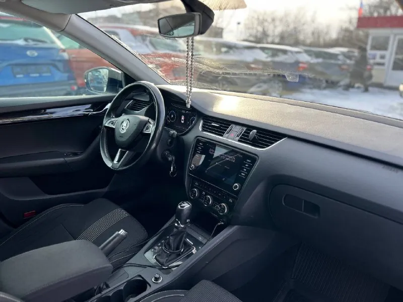 Skoda octavia a7 год 2019 объём 1.4 tsi gen 3 коробка dsg dq 250 пробег 150.000 2 собственника 2 комплекта ключей после большого то заменено сцепление маховик грм масло в двс и комплектация black edition; полный стеклопакет электро зеркала. датчик света датчик дождя. передняя задняя туманка, полный мультируль, круиз контроль, большая мультимедиа с подключением carplay android auto, камера заднего вида, парктроники перед/зад, двух зонный климат контроль, подогревы всех сидений перед/зад, резетка 220v. беспроводная зарядка. 3 режима езды. подогрев лобового, подогрев заднего стекла и боковых зеркал, подогрев руля, адаптивная оптика. омыватели фар. ✅цена: 2.250.000✅✅ ✅номер +79180184337🤳🏻 📞 звоните: +7(918)0184337 - фотография - 6