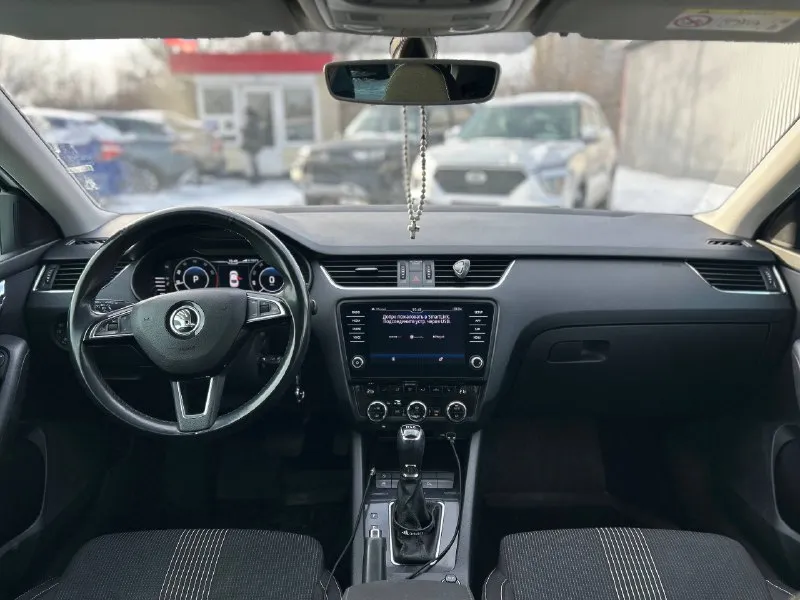 Skoda octavia a7 год 2019 объём 1.4 tsi gen 3 коробка dsg dq 250 пробег 150.000 2 собственника 2 комплекта ключей после большого то заменено сцепление маховик грм масло в двс и комплектация black edition; полный стеклопакет электро зеркала. датчик света датчик дождя. передняя задняя туманка, полный мультируль, круиз контроль, большая мультимедиа с подключением carplay android auto, камера заднего вида, парктроники перед/зад, двух зонный климат контроль, подогревы всех сидений перед/зад, резетка 220v. беспроводная зарядка. 3 режима езды. подогрев лобового, подогрев заднего стекла и боковых зеркал, подогрев руля, адаптивная оптика. омыватели фар. ✅цена: 2.250.000✅✅ ✅номер +79180184337🤳🏻 📞 звоните: +7(918)0184337 - фотография - 9