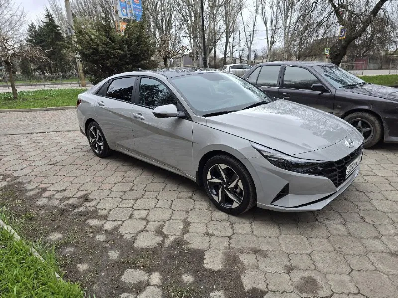 Продам hyundai elantra 2023 год в очень красивом цвете нардо грей. объём 2 литра атмосферник, состояние нового авто, без подкрасов и дтп. кузов полностью в антигравийной пленке ( оклеили весной 2024 года), дисплеи в салоне также оклеены защитной пленкой. крыша авто в черной пленке. -пробег 23 тыс км. -подогрев передних и задних сидений. -17 диски( лето) резина kumho. второй комплект 16 диски и зимняя резина липучка кumho. -apple carplay и android auto. -камера заднего вида. -мониторинг давления в шинах. -drive mod 3 режима езды. -климат контроль 2-зонный. - адаптивный круиз контроль. -кожанный мультируль. -датчик света. цена 2,75 млн торг. +7949344 6218 📞 звоните: +7(949)3446218 - фотография - 1
