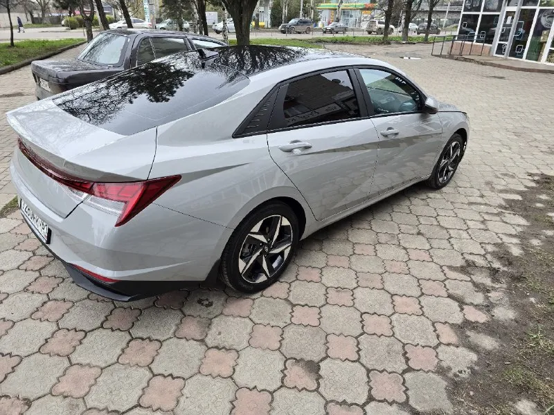 Продам hyundai elantra 2023 год в очень красивом цвете нардо грей. объём 2 литра атмосферник, состояние нового авто, без подкрасов и дтп. кузов полностью в антигравийной пленке ( оклеили весной 2024 года), дисплеи в салоне также оклеены защитной пленкой. крыша авто в черной пленке. -пробег 23 тыс км. -подогрев передних и задних сидений. -17 диски( лето) резина kumho. второй комплект 16 диски и зимняя резина липучка кumho. -apple carplay и android auto. -камера заднего вида. -мониторинг давления в шинах. -drive mod 3 режима езды. -климат контроль 2-зонный. - адаптивный круиз контроль. -кожанный мультируль. -датчик света. цена 2,75 млн торг. +7949344 6218 📞 звоните: +7(949)3446218 - фотография - 2
