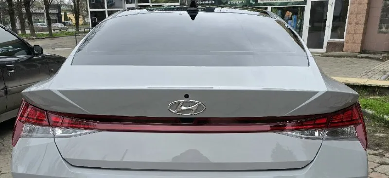 Продам hyundai elantra 2023 год в очень красивом цвете нардо грей. объём 2 литра атмосферник, состояние нового авто, без подкрасов и дтп. кузов полностью в антигравийной пленке ( оклеили весной 2024 года), дисплеи в салоне также оклеены защитной пленкой. крыша авто в черной пленке. -пробег 23 тыс км. -подогрев передних и задних сидений. -17 диски( лето) резина kumho. второй комплект 16 диски и зимняя резина липучка кumho. -apple carplay и android auto. -камера заднего вида. -мониторинг давления в шинах. -drive mod 3 режима езды. -климат контроль 2-зонный. - адаптивный круиз контроль. -кожанный мультируль. -датчик света. цена 2,75 млн торг. +7949344 6218 📞 звоните: +7(949)3446218 - фотография - 3