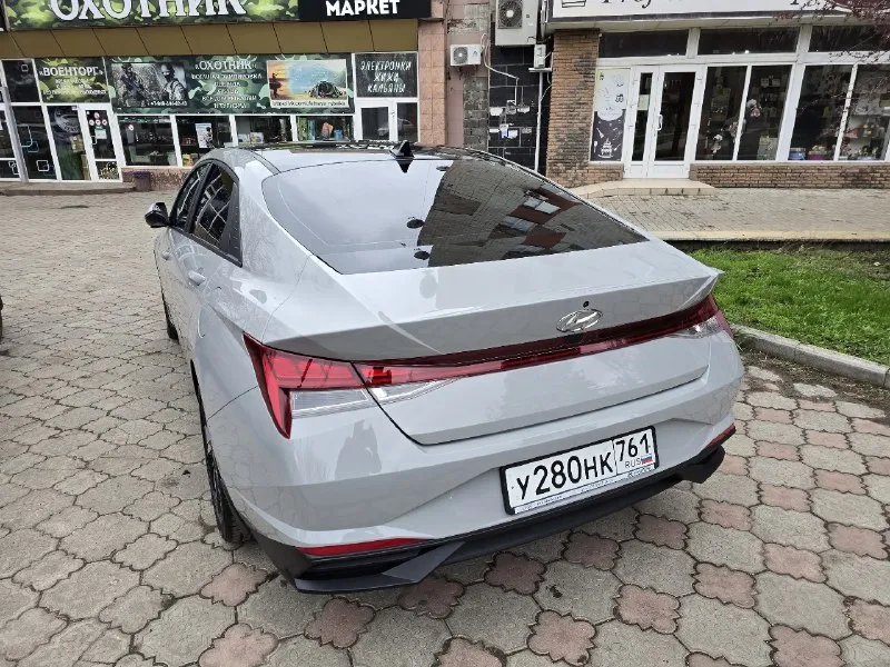Продам hyundai elantra 2023 год в очень красивом цвете нардо грей. объём 2 литра атмосферник, состояние нового авто, без подкрасов и дтп. кузов полностью в антигравийной пленке ( оклеили весной 2024 года), дисплеи в салоне также оклеены защитной пленкой. крыша авто в черной пленке. -пробег 23 тыс км. -подогрев передних и задних сидений. -17 диски( лето) резина kumho. второй комплект 16 диски и зимняя резина липучка кumho. -apple carplay и android auto. -камера заднего вида. -мониторинг давления в шинах. -drive mod 3 режима езды. -климат контроль 2-зонный. - адаптивный круиз контроль. -кожанный мультируль. -датчик света. цена 2,75 млн торг. +7949344 6218 📞 звоните: +7(949)3446218 - фотография - 4