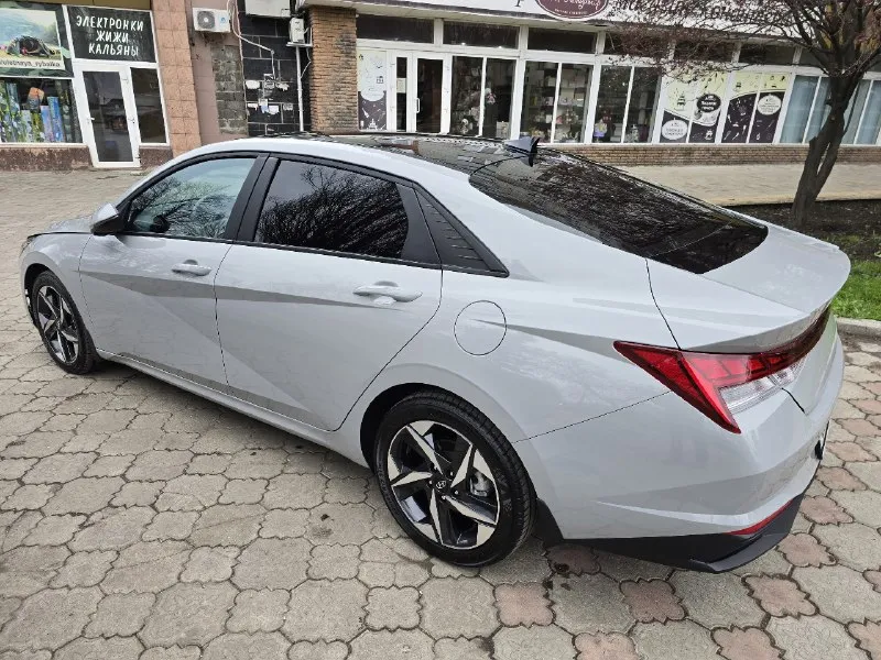 Продам hyundai elantra 2023 год в очень красивом цвете нардо грей. объём 2 литра атмосферник, состояние нового авто, без подкрасов и дтп. кузов полностью в антигравийной пленке ( оклеили весной 2024 года), дисплеи в салоне также оклеены защитной пленкой. крыша авто в черной пленке. -пробег 23 тыс км. -подогрев передних и задних сидений. -17 диски( лето) резина kumho. второй комплект 16 диски и зимняя резина липучка кumho. -apple carplay и android auto. -камера заднего вида. -мониторинг давления в шинах. -drive mod 3 режима езды. -климат контроль 2-зонный. - адаптивный круиз контроль. -кожанный мультируль. -датчик света. цена 2,75 млн торг. +7949344 6218 📞 звоните: +7(949)3446218 - фотография - 5