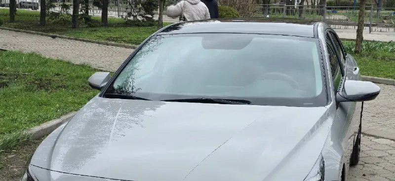 Продам hyundai elantra 2023 год в очень красивом цвете нардо грей. объём 2 литра атмосферник, состояние нового авто, без подкрасов и дтп. кузов полностью в антигравийной пленке ( оклеили весной 2024 года), дисплеи в салоне также оклеены защитной пленкой. крыша авто в черной пленке. -пробег 23 тыс км. -подогрев передних и задних сидений. -17 диски( лето) резина kumho. второй комплект 16 диски и зимняя резина липучка кumho. -apple carplay и android auto. -камера заднего вида. -мониторинг давления в шинах. -drive mod 3 режима езды. -климат контроль 2-зонный. - адаптивный круиз контроль. -кожанный мультируль. -датчик света. цена 2,75 млн торг. +7949344 6218 📞 звоните: +7(949)3446218 - фотография - 6