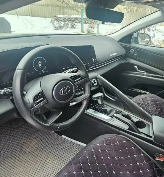 Продам hyundai elantra 2023 год в очень красивом цвете нардо грей. объём 2 литра атмосферник, состояние нового авто, без подкрасов и дтп. кузов полностью в антигравийной пленке ( оклеили весной 2024 года), дисплеи в салоне также оклеены защитной пленкой. крыша авто в черной пленке. -пробег 23 тыс км. -подогрев передних и задних сидений. -17 диски( лето) резина kumho. второй комплект 16 диски и зимняя резина липучка кumho. -apple carplay и android auto. -камера заднего вида. -мониторинг давления в шинах. -drive mod 3 режима езды. -климат контроль 2-зонный. - адаптивный круиз контроль. -кожанный мультируль. -датчик света. цена 2,75 млн торг. +7949344 6218 📞 звоните: +7(949)3446218 - фотография - 7