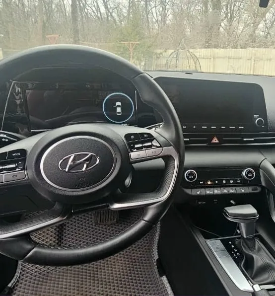 Продам hyundai elantra 2023 год в очень красивом цвете нардо грей. объём 2 литра атмосферник, состояние нового авто, без подкрасов и дтп. кузов полностью в антигравийной пленке ( оклеили весной 2024 года), дисплеи в салоне также оклеены защитной пленкой. крыша авто в черной пленке. -пробег 23 тыс км. -подогрев передних и задних сидений. -17 диски( лето) резина kumho. второй комплект 16 диски и зимняя резина липучка кumho. -apple carplay и android auto. -камера заднего вида. -мониторинг давления в шинах. -drive mod 3 режима езды. -климат контроль 2-зонный. - адаптивный круиз контроль. -кожанный мультируль. -датчик света. цена 2,75 млн торг. +7949344 6218 📞 звоните: +7(949)3446218 - фотография - 9