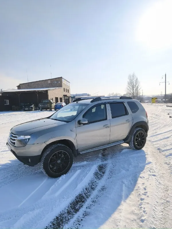 ‼️рено дастер рест‼️ 🔹полный привод 4вд 🔹год 2013 🔹пробег 230 тыс 🔹двигатель 2.0 ( 4 вд) 🔹кпп 6ст 🔹документы в полном порядке автомобиль в хорошем состоянии, двигатель работает хорошо, кпп тоже, ходовка перебрана, кузов в хорошем состоянии, отличная и самая надежная комплектация двиг 2.0 на мкпп 6 ст, резина зима новая и лето в хорошем состоянии, подогревы сидений кондиционер стеклоподъёмники все работает, допом установлена сигнализация с автозапуском, все вопросы по тел +79490827636 🔥цена 695 тыс руб🔥 самый низ рынка днр +500 км на дастер 2.0 кпп 4вд 🔥 осмотр г зугрэс 📞 звоните: +7(949)0827636 - фотография - 4