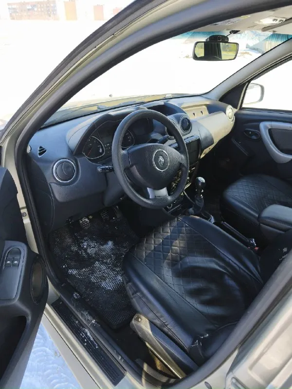 ‼️рено дастер рест‼️ 🔹полный привод 4вд 🔹год 2013 🔹пробег 230 тыс 🔹двигатель 2.0 ( 4 вд) 🔹кпп 6ст 🔹документы в полном порядке автомобиль в хорошем состоянии, двигатель работает хорошо, кпп тоже, ходовка перебрана, кузов в хорошем состоянии, отличная и самая надежная комплектация двиг 2.0 на мкпп 6 ст, резина зима новая и лето в хорошем состоянии, подогревы сидений кондиционер стеклоподъёмники все работает, допом установлена сигнализация с автозапуском, все вопросы по тел +79490827636 🔥цена 695 тыс руб🔥 самый низ рынка днр +500 км на дастер 2.0 кпп 4вд 🔥 осмотр г зугрэс 📞 звоните: +7(949)0827636 - фотография - 5