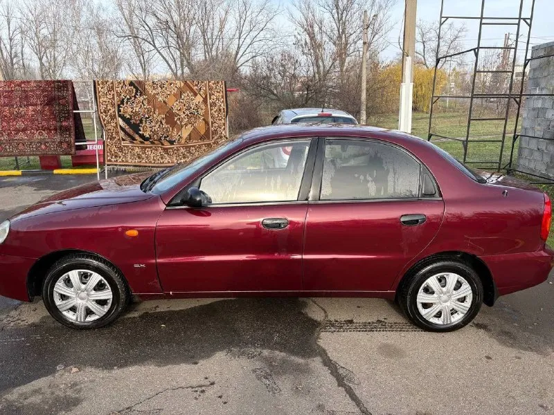 Продам chevrolet lanos 2008, пробег родной 180000, состояние хорошее машина не новая. стоит дорогой свет, максимальная комплектация sx, двигатель не троит, прошел то (масло свечи фильтра некоторые патрубки) за машиной следили, в такси не был. кондиционер, чехлы на сидениях. масло не ест антифриз не уходит нужно заменить дверную ручку отдам а комплекте. так же присутствует стабильный у всех ланосов белый дым, нужно смотреть выхлоп, не дороже 5000. новый аккумулятор, едет бодро коробка идеал без хрустов. по ходовке не стучит не бренчит не брякает рыжиков нет, бампера немного пострадавшие. цвет вишня, любые проверки за ваш счет 290₽ небольшой торг у авто +79493897964 +79493897964 - фотография - 2