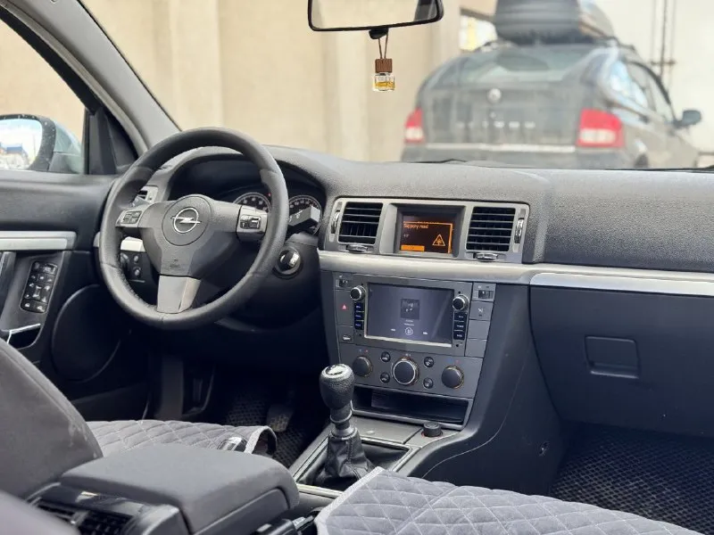 Продам автомобиль opel vectra c рестайлинг! двигатель 1.8л (140л. с) пробег - 220.000км родной! автомобиль в родном окрасе и прекрасном состоянии! документы в полном порядке, переоформление без проблем или дкп! отличное состояние, вложений не требует от слова совсем. двигатель работает отлично, не дымит, не троит! коробка в отличном состоянии, передачи не выбивают, не хрустят. ходовая отличная ! электрика работает в штатном режиме, все мелочи. установлена андроид магнитола, с блютузом и навигатором! камера заднего вида и т. д! на все другие ваши вопросы отвечу по телефону ! номер:+79490763198 номер:+79498228009 цена:560.000р (торг реальному покупателю) г. макеевка - фотография - 7