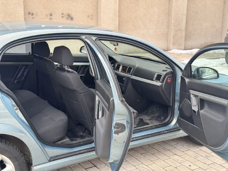 Продам автомобиль opel vectra c рестайлинг! двигатель 1.8л (140л. с) пробег - 220.000км родной! автомобиль в родном окрасе и прекрасном состоянии! документы в полном порядке, переоформление без проблем или дкп! отличное состояние, вложений не требует от слова совсем. двигатель работает отлично, не дымит, не троит! коробка в отличном состоянии, передачи не выбивают, не хрустят. ходовая отличная ! электрика работает в штатном режиме, все мелочи. установлена андроид магнитола, с блютузом и навигатором! камера заднего вида и т. д! на все другие ваши вопросы отвечу по телефону ! номер:+79490763198 номер:+79498228009 цена:560.000р (торг реальному покупателю) г. макеевка - фотография - 9