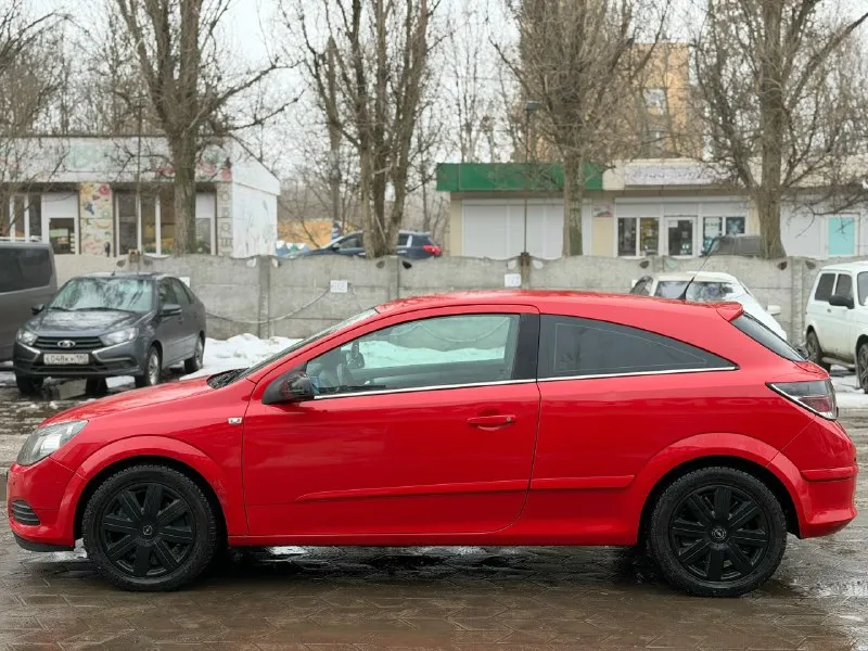 Opel astra h gtc год выпуска: 2006 двигатель: 1,8 л, бензин коробка передач: автомат (гидротрансформатор) комплектация: cosmo состояние: двигатель работает ровно, не дымит, не троит, тяга в норме. коробка передач переключает без пинков, нареканий нет. по кузову есть незначительные моменты. автомобиль технически полностью исправен и обслужен. юридически чист (без штрафов и запретов). переоформление без проблем оборудование и опции: 2 стеклоподъёмника; климат‑контроль; кондиционер; центральный замок; электрорегулировка зеркал; датчик света; датчик дождя; мультируль (бортовой компьютер); подушки безопасности; обогрев заднего стекла; обогрев сидений. парктроники цена: 440 000 рублей (возможен хороший торг). +7949 378 1818 📞 звоните: +7(949)3781818 - фотография - 3