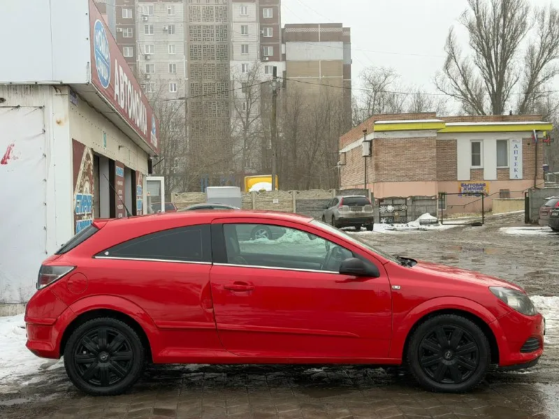Opel astra h gtc год выпуска: 2006 двигатель: 1,8 л, бензин коробка передач: автомат (гидротрансформатор) комплектация: cosmo состояние: двигатель работает ровно, не дымит, не троит, тяга в норме. коробка передач переключает без пинков, нареканий нет. по кузову есть незначительные моменты. автомобиль технически полностью исправен и обслужен. юридически чист (без штрафов и запретов). переоформление без проблем оборудование и опции: 2 стеклоподъёмника; климат‑контроль; кондиционер; центральный замок; электрорегулировка зеркал; датчик света; датчик дождя; мультируль (бортовой компьютер); подушки безопасности; обогрев заднего стекла; обогрев сидений. парктроники цена: 440 000 рублей (возможен хороший торг). +7949 378 1818 📞 звоните: +7(949)3781818 - фотография - 4
