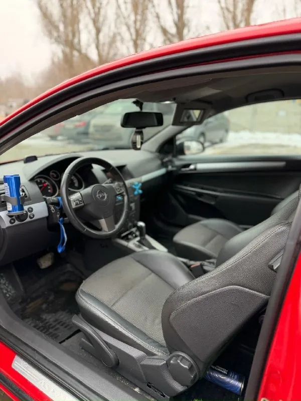 Opel astra h gtc год выпуска: 2006 двигатель: 1,8 л, бензин коробка передач: автомат (гидротрансформатор) комплектация: cosmo состояние: двигатель работает ровно, не дымит, не троит, тяга в норме. коробка передач переключает без пинков, нареканий нет. по кузову есть незначительные моменты. автомобиль технически полностью исправен и обслужен. юридически чист (без штрафов и запретов). переоформление без проблем оборудование и опции: 2 стеклоподъёмника; климат‑контроль; кондиционер; центральный замок; электрорегулировка зеркал; датчик света; датчик дождя; мультируль (бортовой компьютер); подушки безопасности; обогрев заднего стекла; обогрев сидений. парктроники цена: 440 000 рублей (возможен хороший торг). +7949 378 1818 📞 звоните: +7(949)3781818 - фотография - 8