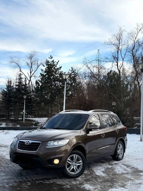 В продаже hyundai santa-fe 2012 года большой семейный автомобиль на бензиновом моторе 2.4 литра и полном приводе, полностью обслуженный. коробка работает безупречно вопросов к ней нет никаких. юридически абсолютно чистая, рассмотрю ваши предложения на обмен, а также возможна продажа в кредит! осмотр донецк цена: 1.250.000₽, торг быстрому покупателю! ☎️ +7 (949) 742-53-98 📞 звоните: +7(949)7425398 - фотография - 2