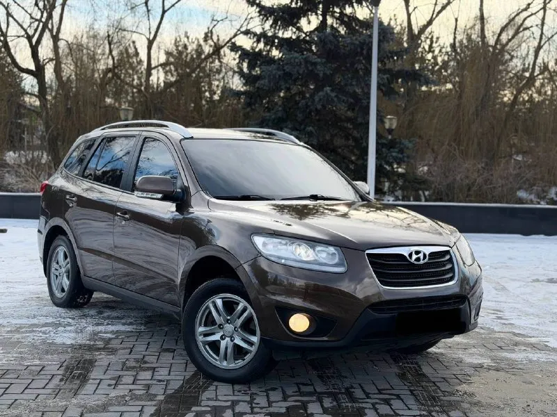 В продаже hyundai santa-fe 2012 года большой семейный автомобиль на бензиновом моторе 2.4 литра и полном приводе, полностью обслуженный. коробка работает безупречно вопросов к ней нет никаких. юридически абсолютно чистая, рассмотрю ваши предложения на обмен, а также возможна продажа в кредит! осмотр донецк цена: 1.250.000₽, торг быстрому покупателю! ☎️ +7 (949) 742-53-98 📞 звоните: +7(949)7425398 - фотография - 3