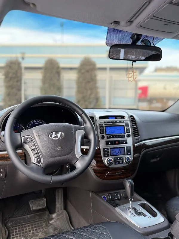 В продаже hyundai santa-fe 2012 года большой семейный автомобиль на бензиновом моторе 2.4 литра и полном приводе, полностью обслуженный. коробка работает безупречно вопросов к ней нет никаких. юридически абсолютно чистая, рассмотрю ваши предложения на обмен, а также возможна продажа в кредит! осмотр донецк цена: 1.250.000₽, торг быстрому покупателю! ☎️ +7 (949) 742-53-98 📞 звоните: +7(949)7425398 - фотография - 7