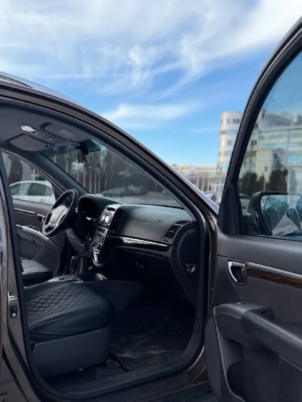 В продаже hyundai santa-fe 2012 года большой семейный автомобиль на бензиновом моторе 2.4 литра и полном приводе, полностью обслуженный. коробка работает безупречно вопросов к ней нет никаких. юридически абсолютно чистая, рассмотрю ваши предложения на обмен, а также возможна продажа в кредит! осмотр донецк цена: 1.250.000₽, торг быстрому покупателю! ☎️ +7 (949) 742-53-98 📞 звоните: +7(949)7425398 - фотография - 8