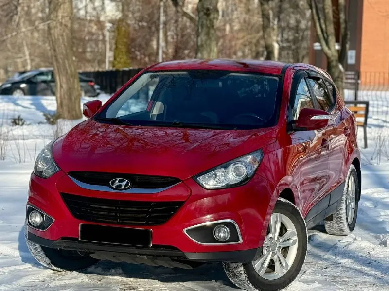 Hyundai ix35 2013 двигатель 2.0 бензин пробег 180000 коробка обычный автомат автомобиль в отличном состоянии, обслужен двигатель работает идеально без посторонних звуков коробка переключает без пинков и задержек кузов целый без гнили и ржавчины ходовая отличная хорошая комплектация:кожаный салон, климат контроль, подогрев всех сидений, эл зеркала с складыванием, парктроники, камера заднего вида, обогрев лобового и заднего стекла, дачтики света и дождя, еще много чего цена 1230000 возможен торг +79495035528 - фотография - 1