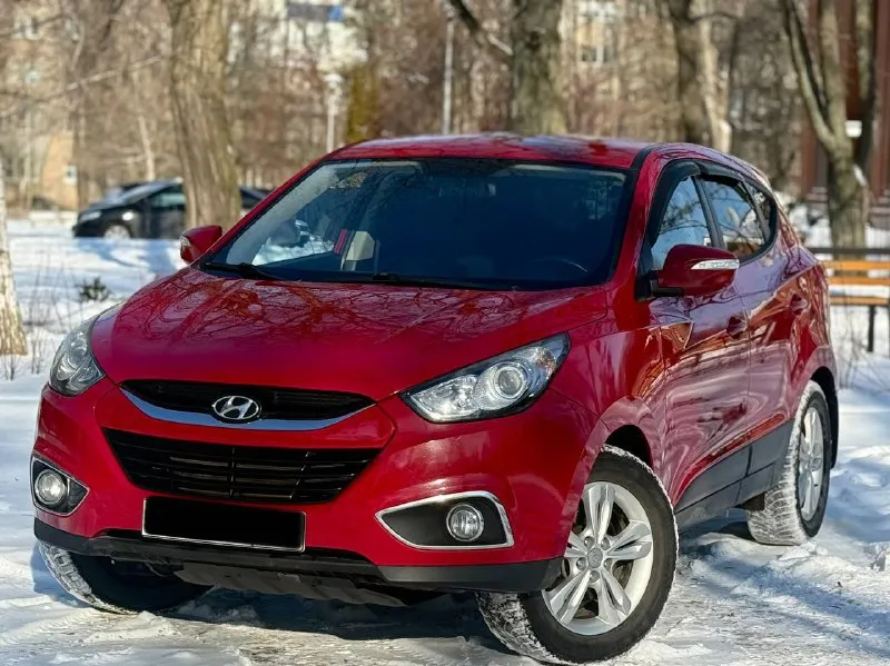 Hyundai ix35 2013 двигатель 2.0 бензин пробег 180000 коробка обычный автомат автомобиль в отличном состоянии, обслужен двигатель работает идеально без посторонних звуков коробка переключает без пинков и задержек кузов целый без гнили и ржавчины ходовая отличная хорошая комплектация:кожаный салон, климат контроль, подогрев всех сидений, эл зеркала с складыванием, парктроники, камера заднего вида, обогрев лобового и заднего стекла, дачтики света и дождя, еще много чего цена 1230000 возможен торг +79495035528 - фотография - 2