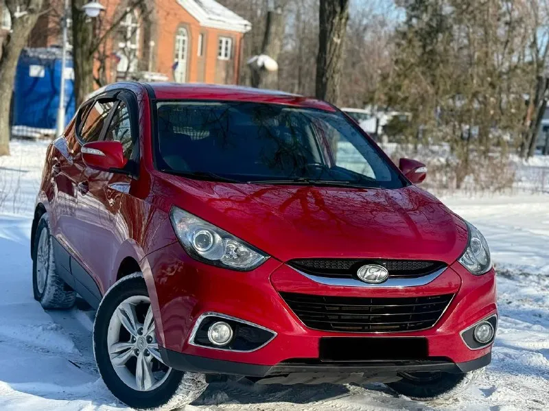 Hyundai ix35 2013 двигатель 2.0 бензин пробег 180000 коробка обычный автомат автомобиль в отличном состоянии, обслужен двигатель работает идеально без посторонних звуков коробка переключает без пинков и задержек кузов целый без гнили и ржавчины ходовая отличная хорошая комплектация:кожаный салон, климат контроль, подогрев всех сидений, эл зеркала с складыванием, парктроники, камера заднего вида, обогрев лобового и заднего стекла, дачтики света и дождя, еще много чего цена 1230000 возможен торг +79495035528 - фотография - 3