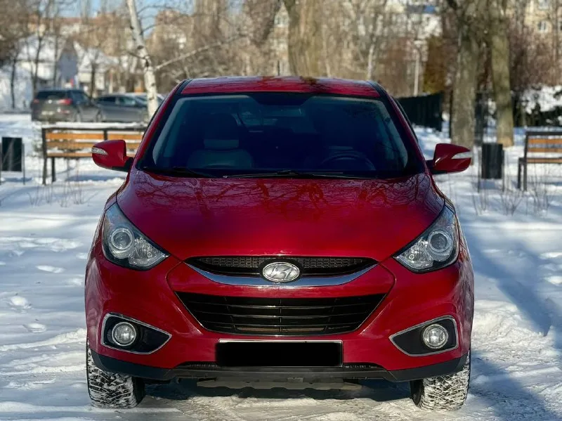 Hyundai ix35 2013 двигатель 2.0 бензин пробег 180000 коробка обычный автомат автомобиль в отличном состоянии, обслужен двигатель работает идеально без посторонних звуков коробка переключает без пинков и задержек кузов целый без гнили и ржавчины ходовая отличная хорошая комплектация:кожаный салон, климат контроль, подогрев всех сидений, эл зеркала с складыванием, парктроники, камера заднего вида, обогрев лобового и заднего стекла, дачтики света и дождя, еще много чего цена 1230000 возможен торг +79495035528 - фотография - 4