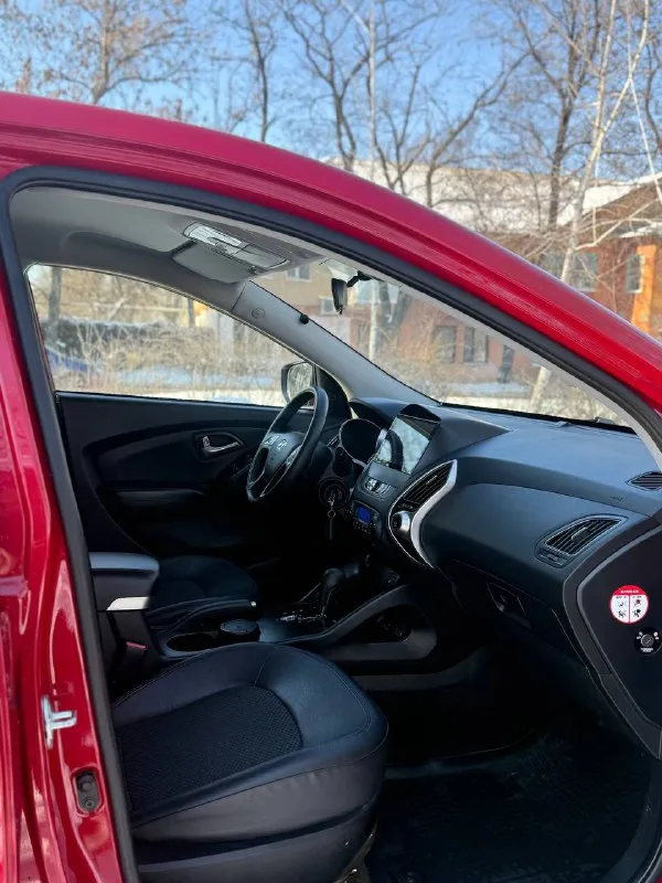 Hyundai ix35 2013 двигатель 2.0 бензин пробег 180000 коробка обычный автомат автомобиль в отличном состоянии, обслужен двигатель работает идеально без посторонних звуков коробка переключает без пинков и задержек кузов целый без гнили и ржавчины ходовая отличная хорошая комплектация:кожаный салон, климат контроль, подогрев всех сидений, эл зеркала с складыванием, парктроники, камера заднего вида, обогрев лобового и заднего стекла, дачтики света и дождя, еще много чего цена 1230000 возможен торг +79495035528 - фотография - 5