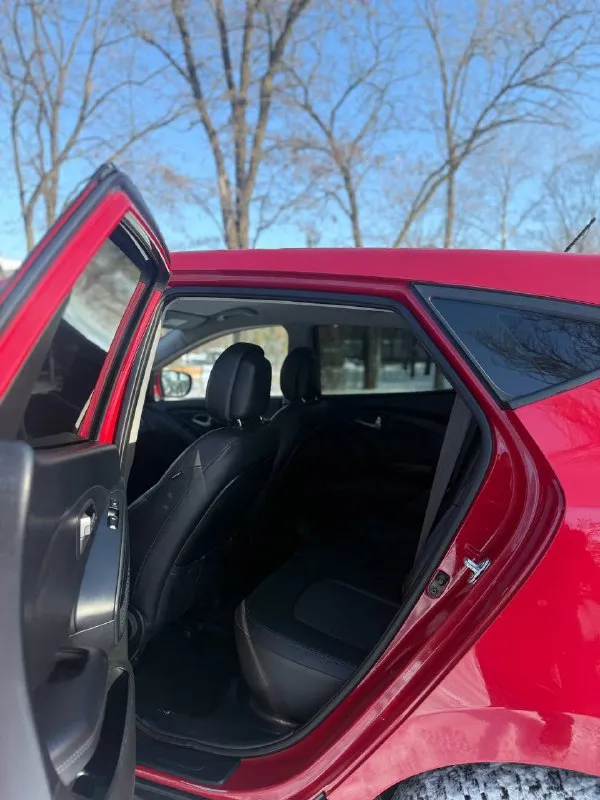 Hyundai ix35 2013 двигатель 2.0 бензин пробег 180000 коробка обычный автомат автомобиль в отличном состоянии, обслужен двигатель работает идеально без посторонних звуков коробка переключает без пинков и задержек кузов целый без гнили и ржавчины ходовая отличная хорошая комплектация:кожаный салон, климат контроль, подогрев всех сидений, эл зеркала с складыванием, парктроники, камера заднего вида, обогрев лобового и заднего стекла, дачтики света и дождя, еще много чего цена 1230000 возможен торг +79495035528 - фотография - 6