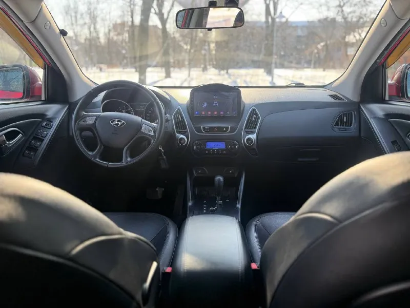 Hyundai ix35 2013 двигатель 2.0 бензин пробег 180000 коробка обычный автомат автомобиль в отличном состоянии, обслужен двигатель работает идеально без посторонних звуков коробка переключает без пинков и задержек кузов целый без гнили и ржавчины ходовая отличная хорошая комплектация:кожаный салон, климат контроль, подогрев всех сидений, эл зеркала с складыванием, парктроники, камера заднего вида, обогрев лобового и заднего стекла, дачтики света и дождя, еще много чего цена 1230000 возможен торг +79495035528 - фотография - 7