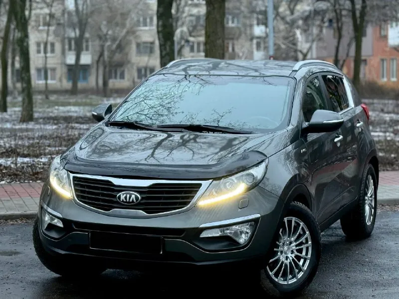 Kia sportage 2012 awd двигатель 2.0 бензин коробка обычный автомат пробег 121000 привод полный подключаемый автомобиль в отличном состоянии, ходовая в отличном состоянии, коробка переключает без пинков, привод работает, кузов целый без ржавчины и гнили. пред максимальная комплектация, есть все кроме панорамы:старт-стоп, без ключевой доступ, камера заднего вида, парктроники, ходовые огни, большой сенсорный монитор, эл зеркала с подогревом, обогрев переднего и заднего стекла, кожаный салон, помощь при спуске, круиз, климат двух зоный, датчики света и дождя и еще много чего. цена 1340000 возможен торг +79495035528 📞 🇷🇺 звоните: +79495035528 - фотография - 2
