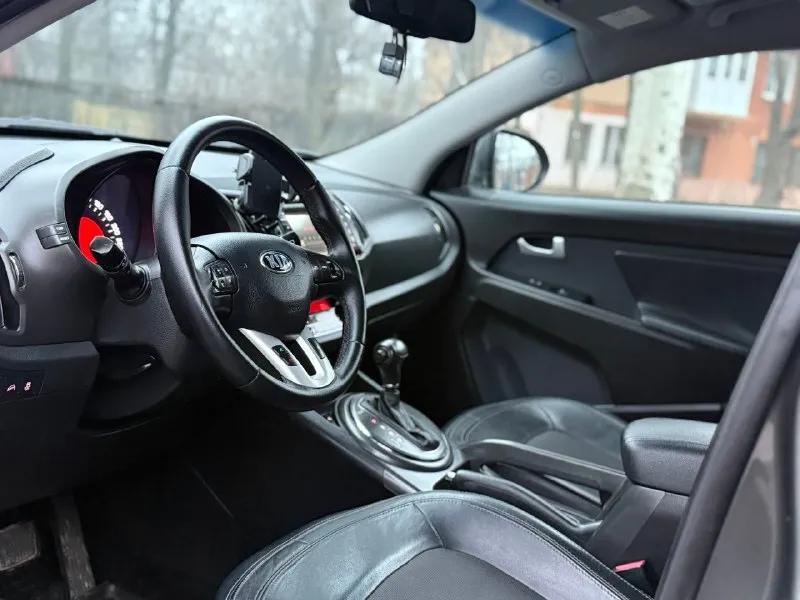Kia sportage 2012 awd двигатель 2.0 бензин коробка обычный автомат пробег 121000 привод полный подключаемый автомобиль в отличном состоянии, ходовая в отличном состоянии, коробка переключает без пинков, привод работает, кузов целый без ржавчины и гнили. пред максимальная комплектация, есть все кроме панорамы:старт-стоп, без ключевой доступ, камера заднего вида, парктроники, ходовые огни, большой сенсорный монитор, эл зеркала с подогревом, обогрев переднего и заднего стекла, кожаный салон, помощь при спуске, круиз, климат двух зоный, датчики света и дождя и еще много чего. цена 1340000 возможен торг +79495035528 📞 🇷🇺 звоните: +79495035528 - фотография - 6