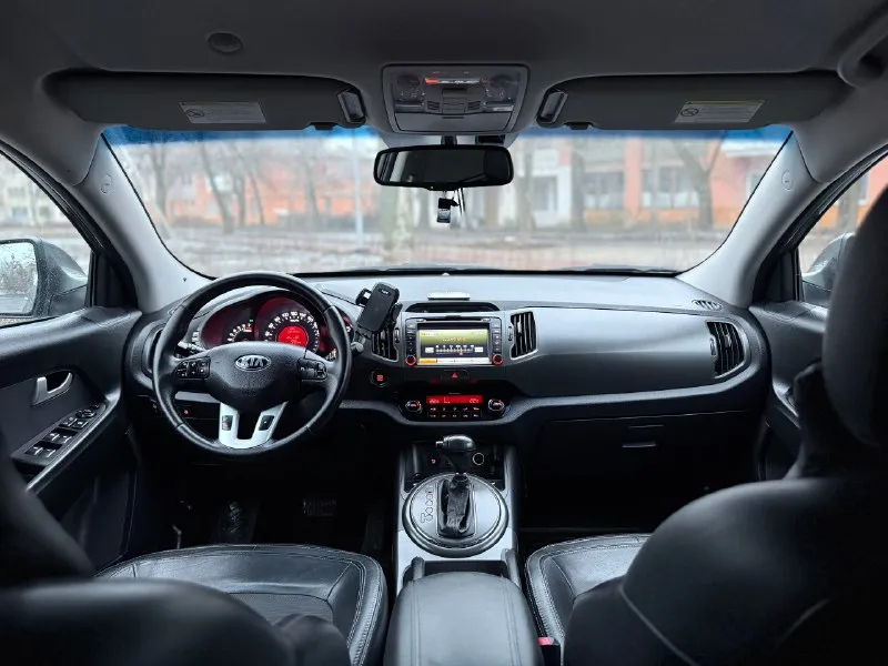 Kia sportage 2012 awd двигатель 2.0 бензин коробка обычный автомат пробег 121000 привод полный подключаемый автомобиль в отличном состоянии, ходовая в отличном состоянии, коробка переключает без пинков, привод работает, кузов целый без ржавчины и гнили. пред максимальная комплектация, есть все кроме панорамы:старт-стоп, без ключевой доступ, камера заднего вида, парктроники, ходовые огни, большой сенсорный монитор, эл зеркала с подогревом, обогрев переднего и заднего стекла, кожаный салон, помощь при спуске, круиз, климат двух зоный, датчики света и дождя и еще много чего. цена 1340000 возможен торг +79495035528 📞 🇷🇺 звоните: +79495035528 - фотография - 7