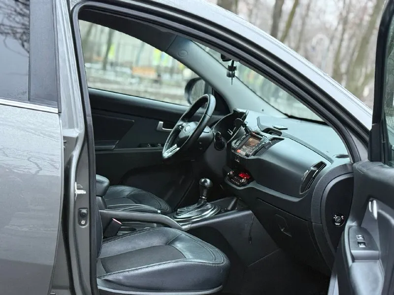 Kia sportage 2012 awd двигатель 2.0 бензин коробка обычный автомат пробег 121000 привод полный подключаемый автомобиль в отличном состоянии, ходовая в отличном состоянии, коробка переключает без пинков, привод работает, кузов целый без ржавчины и гнили. пред максимальная комплектация, есть все кроме панорамы:старт-стоп, без ключевой доступ, камера заднего вида, парктроники, ходовые огни, большой сенсорный монитор, эл зеркала с подогревом, обогрев переднего и заднего стекла, кожаный салон, помощь при спуске, круиз, климат двух зоный, датчики света и дождя и еще много чего. цена 1340000 возможен торг +79495035528 📞 🇷🇺 звоните: +79495035528 - фотография - 9