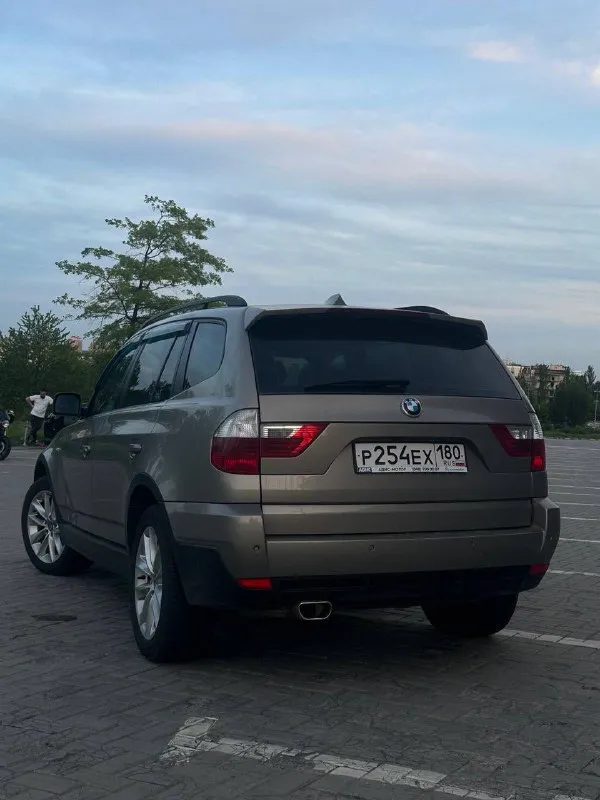 Продам bmw x3 от собственника(1хоз) -год:2009 -мотор: n47 2.0d (130kw, 177 л. с.) -привод: полный -по комплектации: м руль, панорамная крыша, сидения comfort. датчики дождя, света. установлены лампочки philips led (стоимостью 130€) -автомобиль в идеальном состоянии для своих лет, экоклогия на месте, в выхлопной системе полное отсутствие сажи. есть 1 маленький подкрас на крышке багажника, остальное заводской окрас. -недавно была полностью перебрана ходовая, не из за поломки, а в соответствии регламенту и времени эксплуатации (15.000 км) назад. -заменены цепи, впускной коллектор, egr, помпа, ремни, ролики, охла ждающая жидкость и т. д. -автомобиль обсуживался по регламенту bmw(b германии до 2024года). - заменены 80км назад тормозные диски и колодки(ate, trw) -80% пробега по европе. -замена масел каждые 15.000км. -масло в коробке каждые 45.000км. -была установлена мультимедиа c carplay. -диски от bmw x4 оригинал r18. -машина на новых зимних шинах(245/50 r18). на все остальные вопросы по телефону 1.130.00 +79493859490 быстро - фотография - 2
