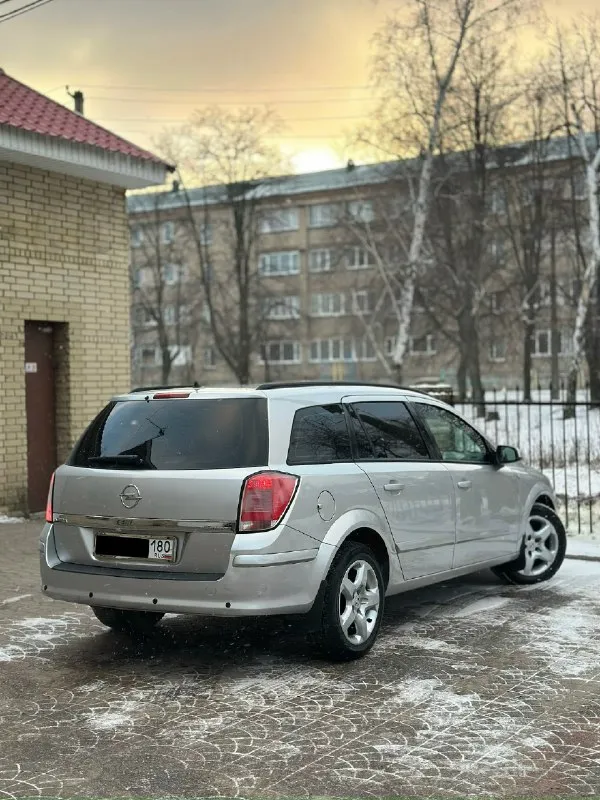 Продам автомобиль, в идеальном состоянии! марка: opel astra h обьем двигателя: 1.6 бензин коробка: механика пробег: 226т оригинал! автотека зеленая, последняя фотка. автомобиль вложений не требует, от слова совсем! автомобиль без дтп, 2 хозяина отец и сын. мотор работает идеально, как на холодную так и на горячую, даже не слышно работу двигателя! салон чистый ухоженный без каких либо запахов. хорошая комплектация: круиз контроль. кожаный мультируль. туманки. партроники заднего хода. бортовой компьютер. стеклоподъемники. климат контроль. airbag abs esp. запаска домкрат полный комплект. расход топлива, (город 8.5-9.5) (трасса 6.5-7.0) новая зимняя резина город осмотра донецк-макеевка цена 705.000₽ + торг телефон. +7949-051-85-07 звоните несколько раз, связь очень плохая. 📞 звоните: +7(949)0518507 - фотография - 4