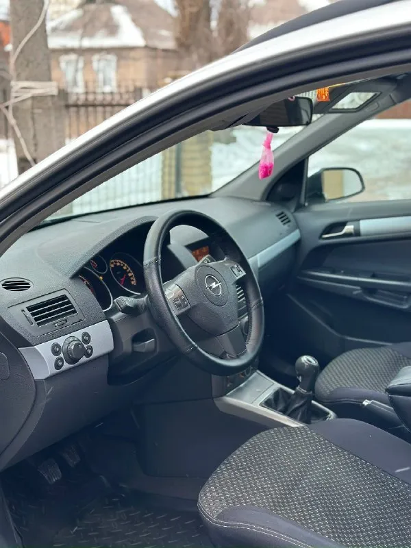 Продам автомобиль, в идеальном состоянии! марка: opel astra h обьем двигателя: 1.6 бензин коробка: механика пробег: 226т оригинал! автотека зеленая, последняя фотка. автомобиль вложений не требует, от слова совсем! автомобиль без дтп, 2 хозяина отец и сын. мотор работает идеально, как на холодную так и на горячую, даже не слышно работу двигателя! салон чистый ухоженный без каких либо запахов. хорошая комплектация: круиз контроль. кожаный мультируль. туманки. партроники заднего хода. бортовой компьютер. стеклоподъемники. климат контроль. airbag abs esp. запаска домкрат полный комплект. расход топлива, (город 8.5-9.5) (трасса 6.5-7.0) новая зимняя резина город осмотра донецк-макеевка цена 705.000₽ + торг телефон. +7949-051-85-07 звоните несколько раз, связь очень плохая. 📞 звоните: +7(949)0518507 - фотография - 6
