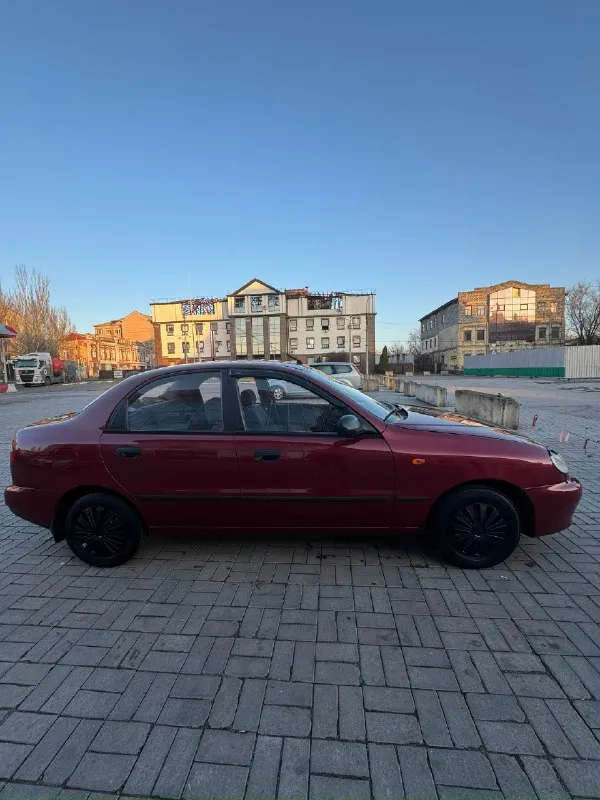 Продам daewoo lanos в хорошем состояние 2006 год 172000 пробег, родной сохранилась даже книжка по эксплуатации авто покупался в луганске в автосалоне мотор работает хорошо коробка, не выбивает сцепление новое мягенькое ходовая в отличном состояние не гремит, не стучит тормоза обслужены в круг приятный салон, чистый, без дыр и засаленных сидении сиденья не просиженные новый радиатор печки, печка греет отлично новый антифриз новая зимняя резина также в комплекте отдам лето по документам все отлично, я собственник переоформление без проблем пишите либо звоните на все вопросы отвечу цена 320000 руб торг +79494990127 📞 звоните: +7(949)4990127 - фотография - 2