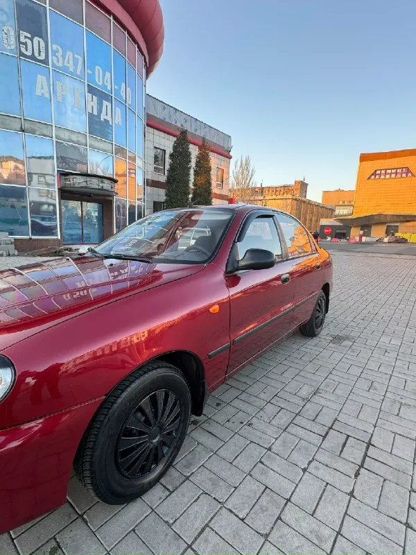 Продам daewoo lanos в хорошем состояние 2006 год 172000 пробег, родной сохранилась даже книжка по эксплуатации авто покупался в луганске в автосалоне мотор работает хорошо коробка, не выбивает сцепление новое мягенькое ходовая в отличном состояние не гремит, не стучит тормоза обслужены в круг приятный салон, чистый, без дыр и засаленных сидении сиденья не просиженные новый радиатор печки, печка греет отлично новый антифриз новая зимняя резина также в комплекте отдам лето по документам все отлично, я собственник переоформление без проблем пишите либо звоните на все вопросы отвечу цена 320000 руб торг +79494990127 📞 звоните: +7(949)4990127 - фотография - 4
