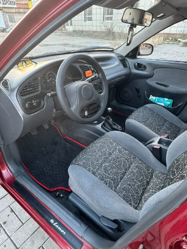 Продам daewoo lanos в хорошем состояние 2006 год 172000 пробег, родной сохранилась даже книжка по эксплуатации авто покупался в луганске в автосалоне мотор работает хорошо коробка, не выбивает сцепление новое мягенькое ходовая в отличном состояние не гремит, не стучит тормоза обслужены в круг приятный салон, чистый, без дыр и засаленных сидении сиденья не просиженные новый радиатор печки, печка греет отлично новый антифриз новая зимняя резина также в комплекте отдам лето по документам все отлично, я собственник переоформление без проблем пишите либо звоните на все вопросы отвечу цена 320000 руб торг +79494990127 📞 звоните: +7(949)4990127 - фотография - 5