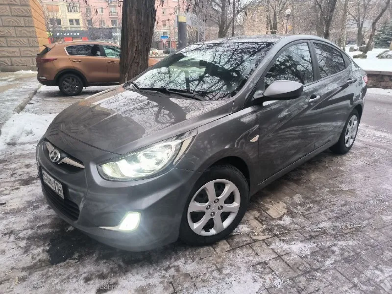 Продам hyundai accent 2012 пробег 204т. 1.4 механика, максимальная комплектация. машина покупалась в салоне, я 1 хоз. 2 ключа с сигнализацией. осмотр г. донецк, цена 650т. торг реальному покупателю! +79493670617/tg @vladislav_shmv 📲 tg: @vlad_center 📞 звоните: +7(949)3670617 - фотография - 1