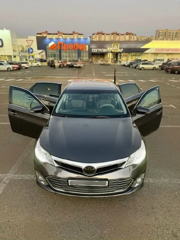 Продам toyota avalon hybrid 2013 г. в. первый и единственный владелец! автомобиль в отличном техническом состоянии, бережно эксплуатировался все эти годы. идеальный вариант для тех, кто ищет надежный, экономичный и комфортный седан бизнес-класса. основные параметры: · год выпуска: 2013 · поколение: xv50 (новейший кузов) · двигатель: 2.5 литра, гибрид (hybrid synergy drive) · коробка передач: вариатор (cvt) · пробег: 152 995 км · цвет: серый металлик «темный асфальт» · владельцев по птс: 1 (я являюсь первым и единственным владельцем) · состояние: отличное, без вложений для нового хозяина. ключевые преимущества: · экономичность: гибридная установка позволяет расходовать в городе от 5 до 6.5 л/100 км. трасса — около 5.5 л. · надежность: легендарная надежность гибридной системы toyota. двигатель аткинсона и электромоторы рассчитаны на сотни тысяч километров. · комфорт: просторный салон с качественной шумоизоляцией, очень мягкая и плавная подвеска. avalon «проглатывает» любые 📞 звоните: +7(949)5369492 - фотография - 2