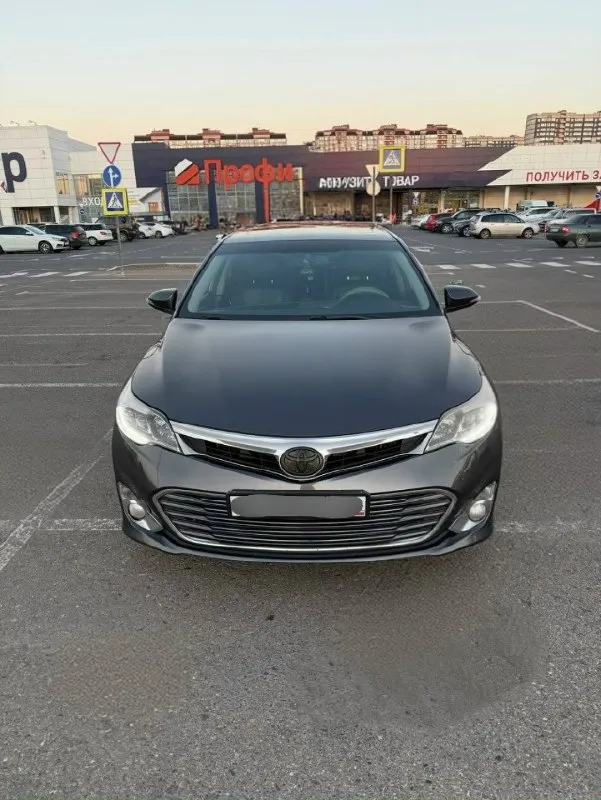 Продам toyota avalon hybrid 2013 г. в. первый и единственный владелец! автомобиль в отличном техническом состоянии, бережно эксплуатировался все эти годы. идеальный вариант для тех, кто ищет надежный, экономичный и комфортный седан бизнес-класса. основные параметры: · год выпуска: 2013 · поколение: xv50 (новейший кузов) · двигатель: 2.5 литра, гибрид (hybrid synergy drive) · коробка передач: вариатор (cvt) · пробег: 152 995 км · цвет: серый металлик «темный асфальт» · владельцев по птс: 1 (я являюсь первым и единственным владельцем) · состояние: отличное, без вложений для нового хозяина. ключевые преимущества: · экономичность: гибридная установка позволяет расходовать в городе от 5 до 6.5 л/100 км. трасса — около 5.5 л. · надежность: легендарная надежность гибридной системы toyota. двигатель аткинсона и электромоторы рассчитаны на сотни тысяч километров. · комфорт: просторный салон с качественной шумоизоляцией, очень мягкая и плавная подвеска. avalon «проглатывает» любые 📞 звоните: +7(949)5369492 - фотография - 3