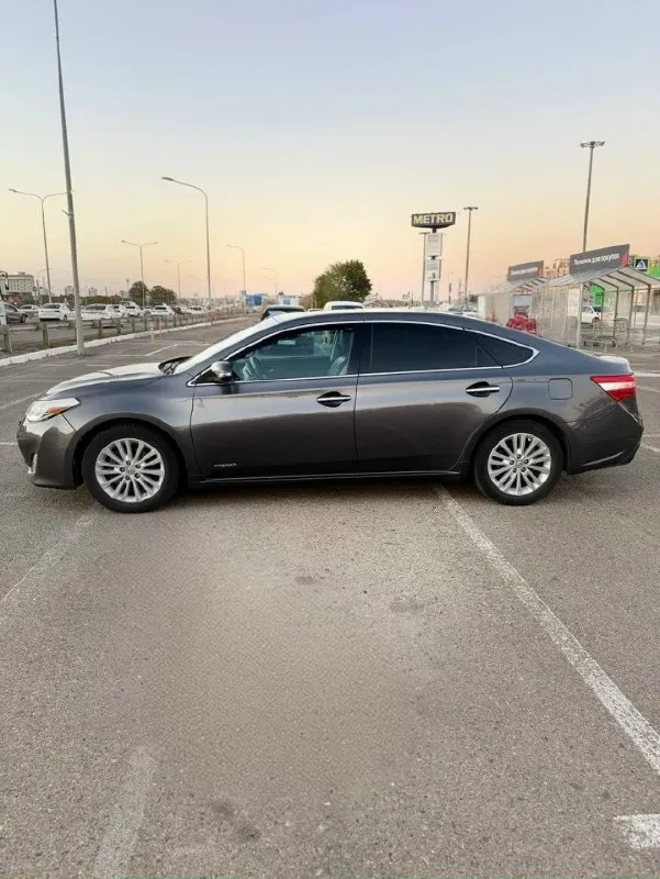 Продам toyota avalon hybrid 2013 г. в. первый и единственный владелец! автомобиль в отличном техническом состоянии, бережно эксплуатировался все эти годы. идеальный вариант для тех, кто ищет надежный, экономичный и комфортный седан бизнес-класса. основные параметры: · год выпуска: 2013 · поколение: xv50 (новейший кузов) · двигатель: 2.5 литра, гибрид (hybrid synergy drive) · коробка передач: вариатор (cvt) · пробег: 152 995 км · цвет: серый металлик «темный асфальт» · владельцев по птс: 1 (я являюсь первым и единственным владельцем) · состояние: отличное, без вложений для нового хозяина. ключевые преимущества: · экономичность: гибридная установка позволяет расходовать в городе от 5 до 6.5 л/100 км. трасса — около 5.5 л. · надежность: легендарная надежность гибридной системы toyota. двигатель аткинсона и электромоторы рассчитаны на сотни тысяч километров. · комфорт: просторный салон с качественной шумоизоляцией, очень мягкая и плавная подвеска. avalon «проглатывает» любые 📞 звоните: +7(949)5369492 - фотография - 4