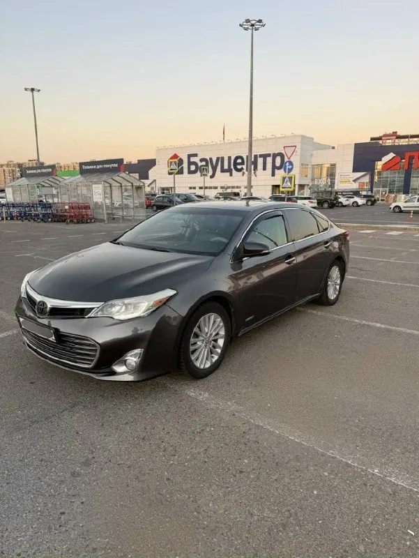 Продам toyota avalon hybrid 2013 г. в. первый и единственный владелец! автомобиль в отличном техническом состоянии, бережно эксплуатировался все эти годы. идеальный вариант для тех, кто ищет надежный, экономичный и комфортный седан бизнес-класса. основные параметры: · год выпуска: 2013 · поколение: xv50 (новейший кузов) · двигатель: 2.5 литра, гибрид (hybrid synergy drive) · коробка передач: вариатор (cvt) · пробег: 152 995 км · цвет: серый металлик «темный асфальт» · владельцев по птс: 1 (я являюсь первым и единственным владельцем) · состояние: отличное, без вложений для нового хозяина. ключевые преимущества: · экономичность: гибридная установка позволяет расходовать в городе от 5 до 6.5 л/100 км. трасса — около 5.5 л. · надежность: легендарная надежность гибридной системы toyota. двигатель аткинсона и электромоторы рассчитаны на сотни тысяч километров. · комфорт: просторный салон с качественной шумоизоляцией, очень мягкая и плавная подвеска. avalon «проглатывает» любые 📞 звоните: +7(949)5369492 - фотография - 5