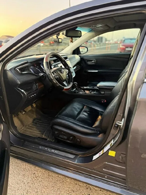 Продам toyota avalon hybrid 2013 г. в. первый и единственный владелец! автомобиль в отличном техническом состоянии, бережно эксплуатировался все эти годы. идеальный вариант для тех, кто ищет надежный, экономичный и комфортный седан бизнес-класса. основные параметры: · год выпуска: 2013 · поколение: xv50 (новейший кузов) · двигатель: 2.5 литра, гибрид (hybrid synergy drive) · коробка передач: вариатор (cvt) · пробег: 152 995 км · цвет: серый металлик «темный асфальт» · владельцев по птс: 1 (я являюсь первым и единственным владельцем) · состояние: отличное, без вложений для нового хозяина. ключевые преимущества: · экономичность: гибридная установка позволяет расходовать в городе от 5 до 6.5 л/100 км. трасса — около 5.5 л. · надежность: легендарная надежность гибридной системы toyota. двигатель аткинсона и электромоторы рассчитаны на сотни тысяч километров. · комфорт: просторный салон с качественной шумоизоляцией, очень мягкая и плавная подвеска. avalon «проглатывает» любые 📞 звоните: +7(949)5369492 - фотография - 6